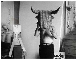 1960_Picasso_with_Mask